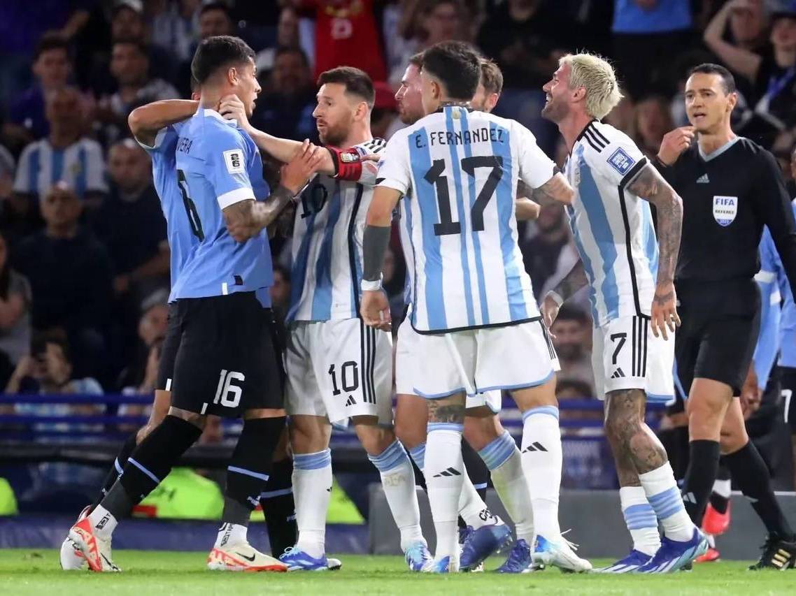 足球赛事呈现出各洲球队实力对比(足球赛事呈现出各洲球队实力对比的特点)