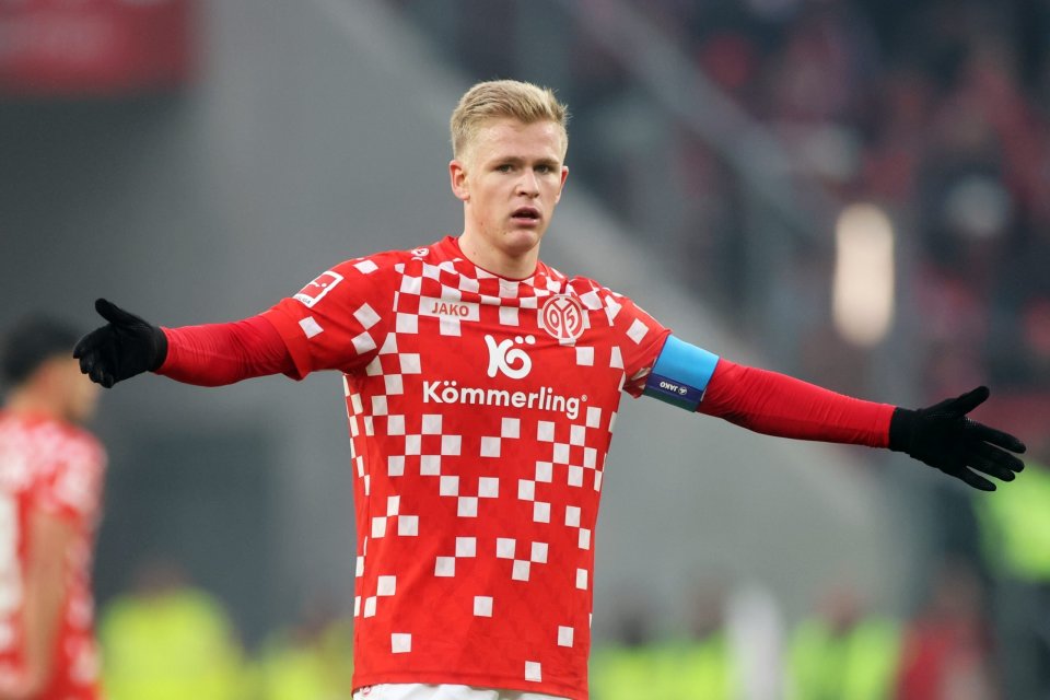 包含美因茨主场战平法兰克福，保持不败纪录的词条