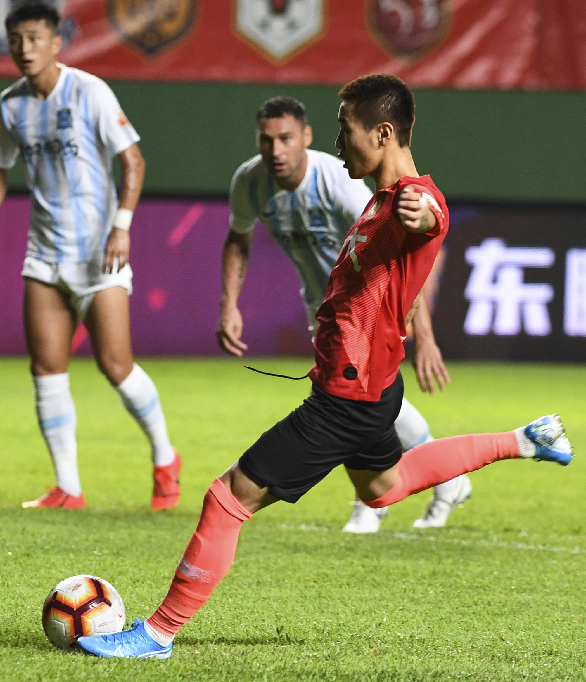 爱游戏官方登录入口-广州德比惊险收官，恒大绝杀富力取得关键胜利的简单介绍