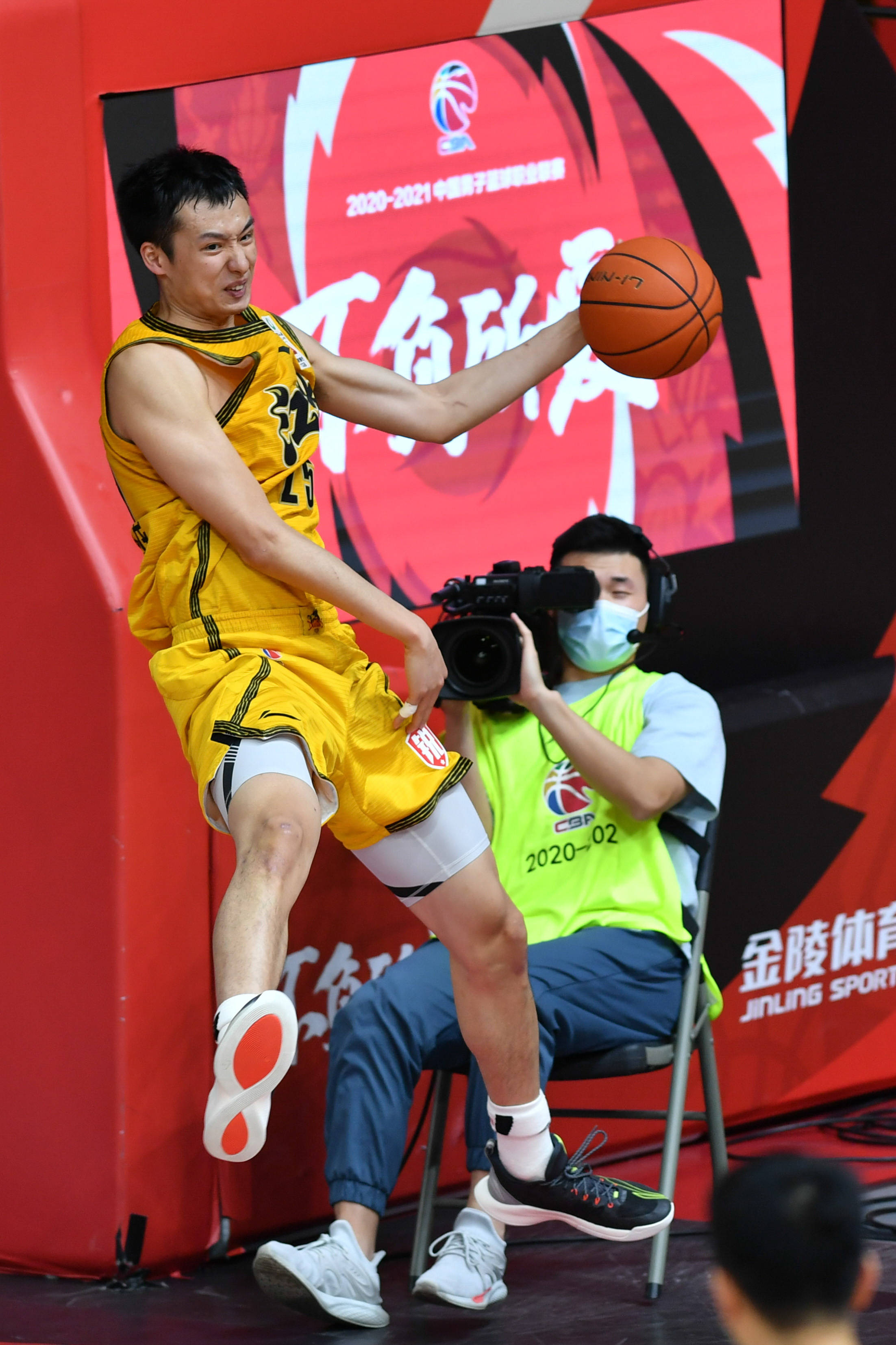 爱游戏官网-凭借一波广东队，CBA季后赛成功救主，现场弹幕炸裂的简单介绍