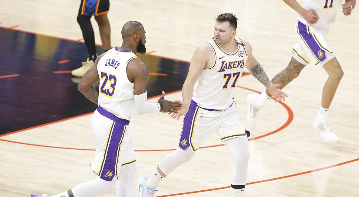 勇士后卫火力全开，让湖人束手无策