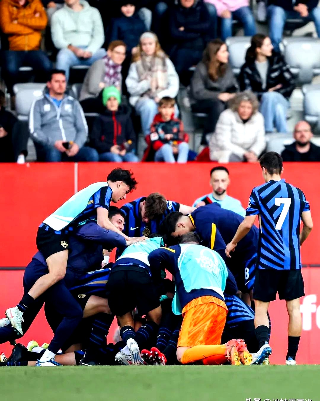 爱游戏官网网页版入口-红蓝军团客场失利，国际米兰球员苦战未果