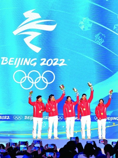 爱游戏体育平台-集体奋斗！球员团结一心，向胜利冲刺的简单介绍