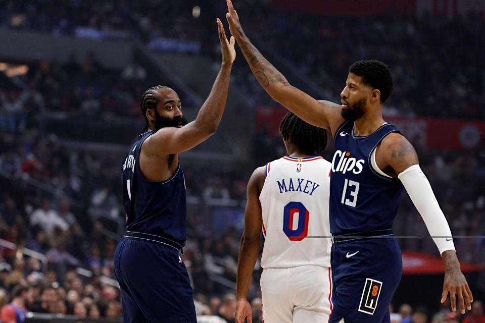 爱游戏官网-快船惨遭逆转，失去联盟第一位置