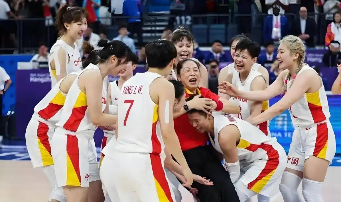 爱游戏网页版-女篮比赛中惊现逆转，球场上演惊心动魄战斗