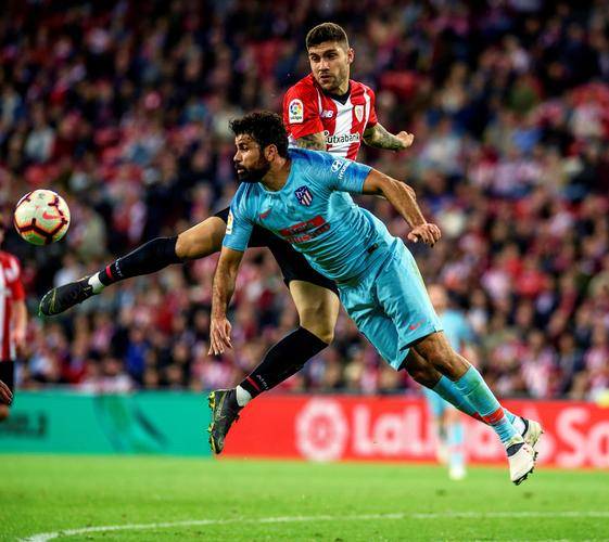 毕尔巴鄂竞技队员在比赛中展现出色的进攻 毕尔巴鄂竞技队员在比赛中展现出色的进攻