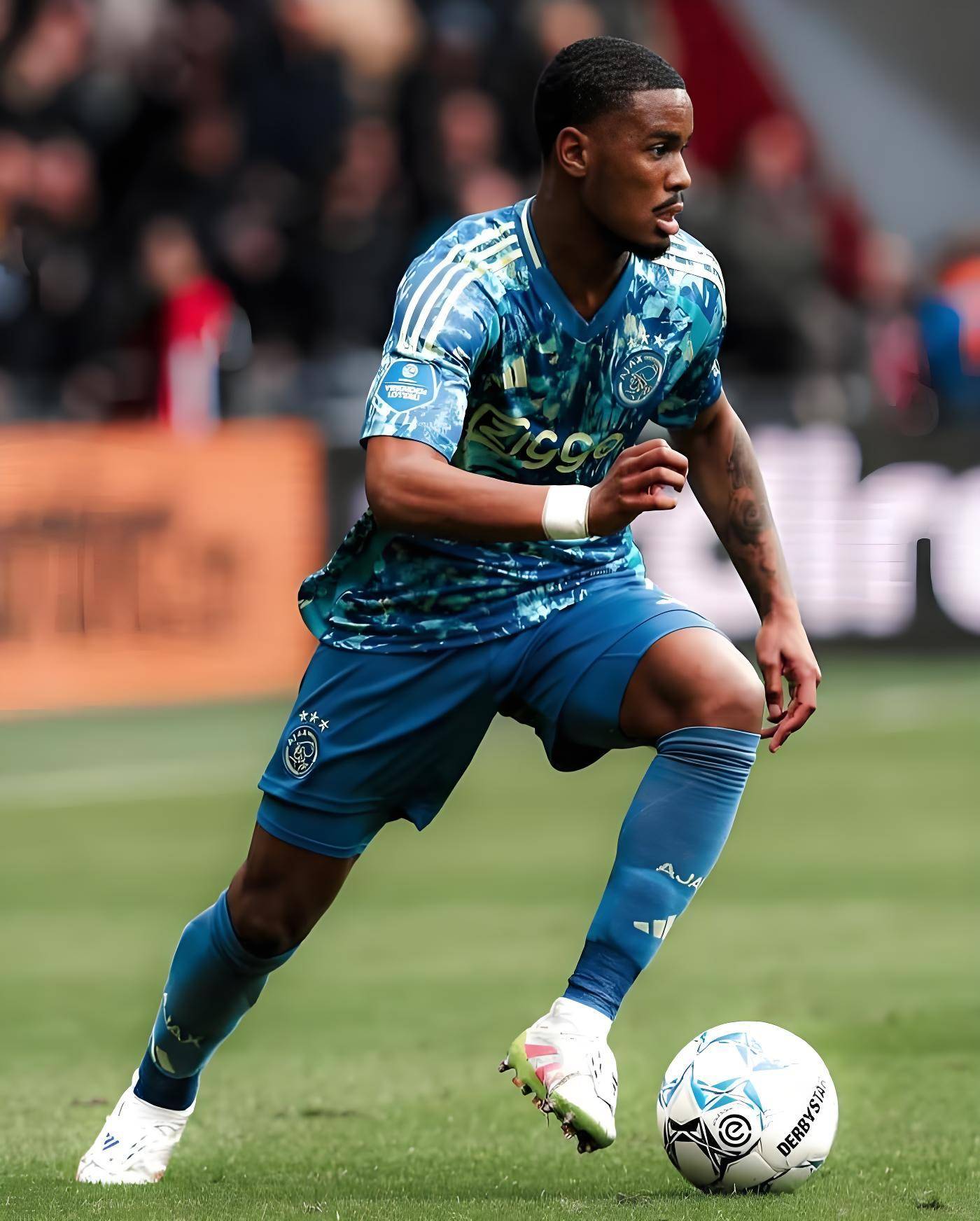 爱游戏官方登录入口-阿贾克斯后防连续零失球获得赞誉的简单介绍