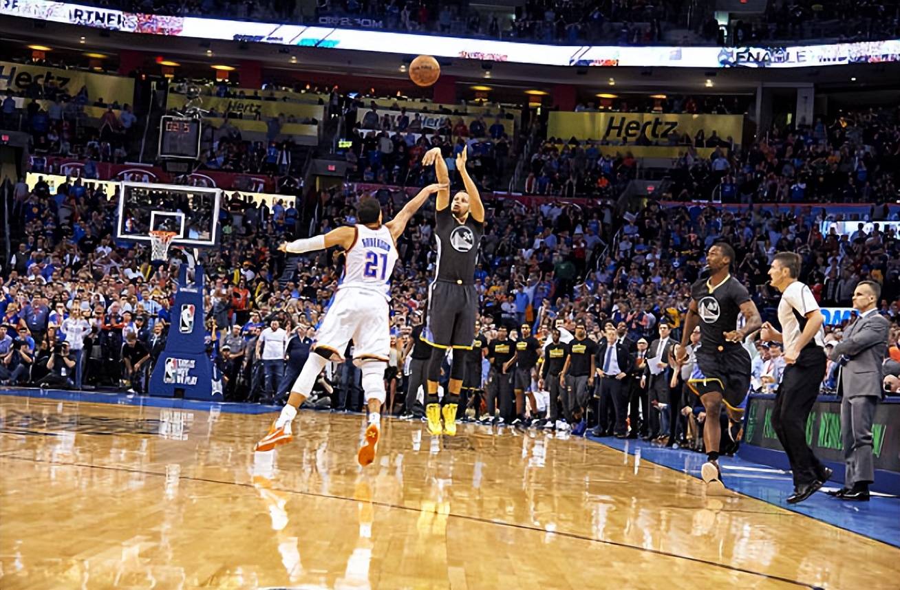 爱游戏体育平台-球员们在篮球比赛中展现出色技巧