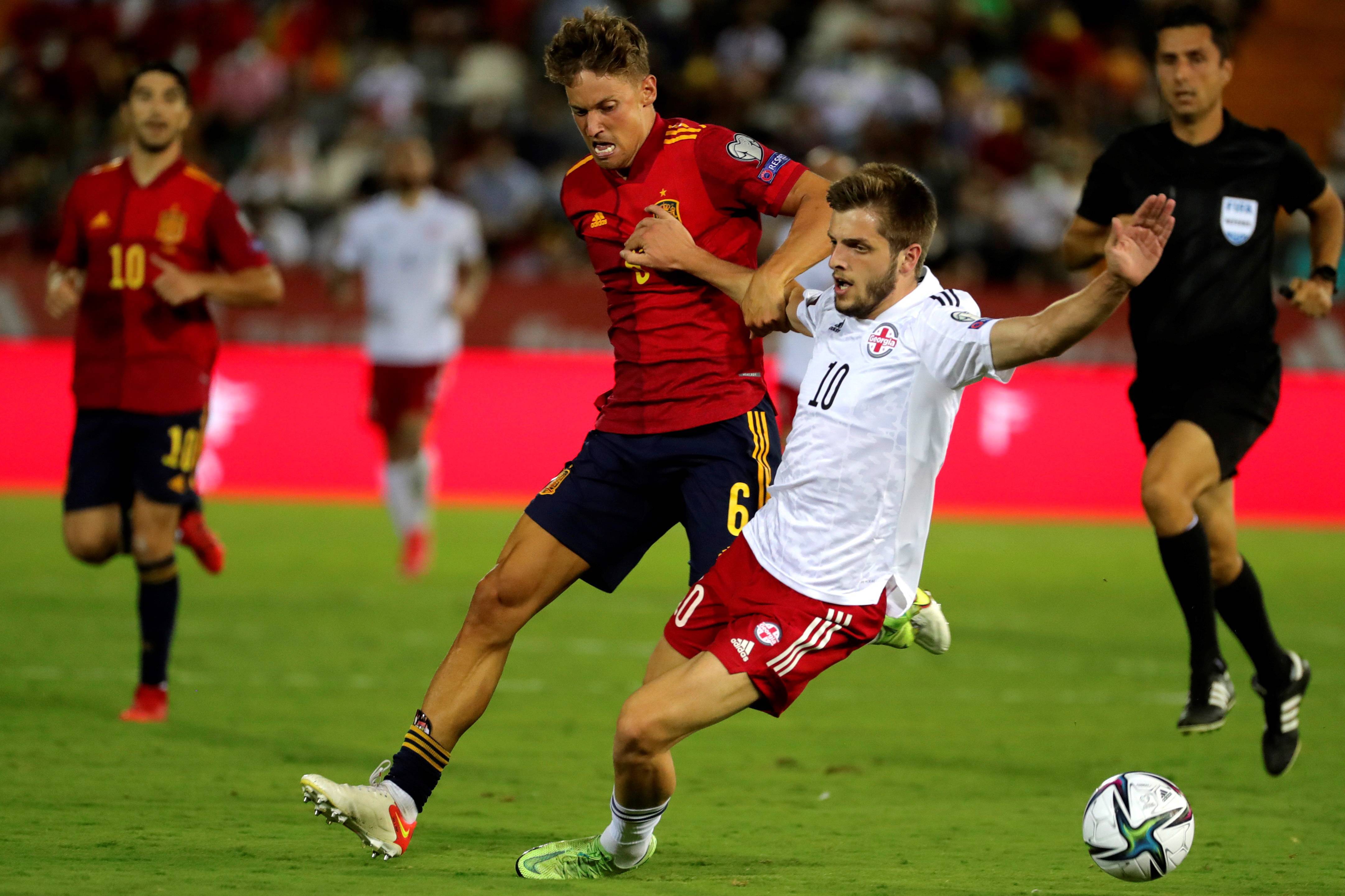 爱游戏官方入口-关于足球比赛实况更新，球员实力对决谁主沉浮的信息