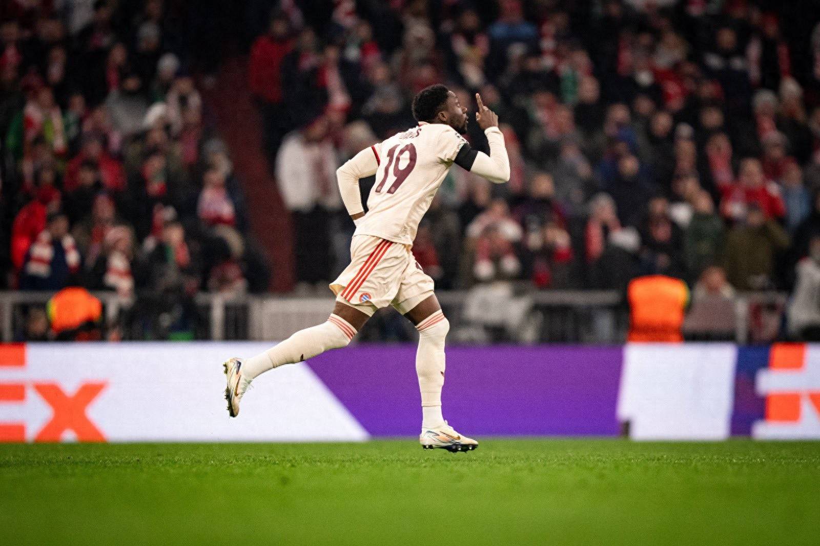 爱游戏官网入口-拜仁慕尼黑碾压对手，轻松晋级欧冠半决赛