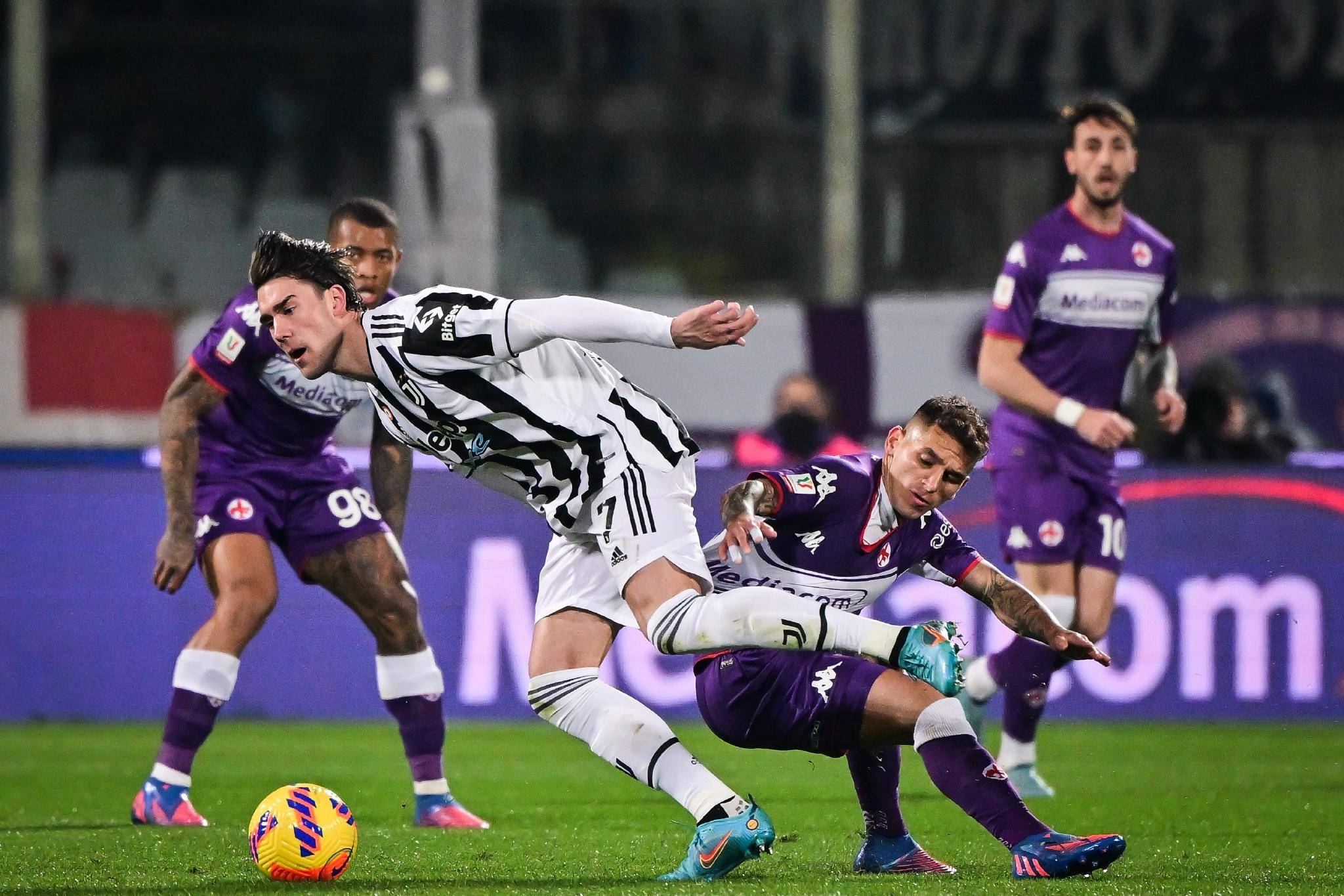 爱游戏官网-罗马客场遭遇佛罗伦萨，实力碰撞