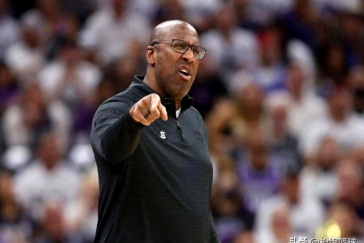 爱游戏官网入口-独行侠主场告捷，轻取尼克斯