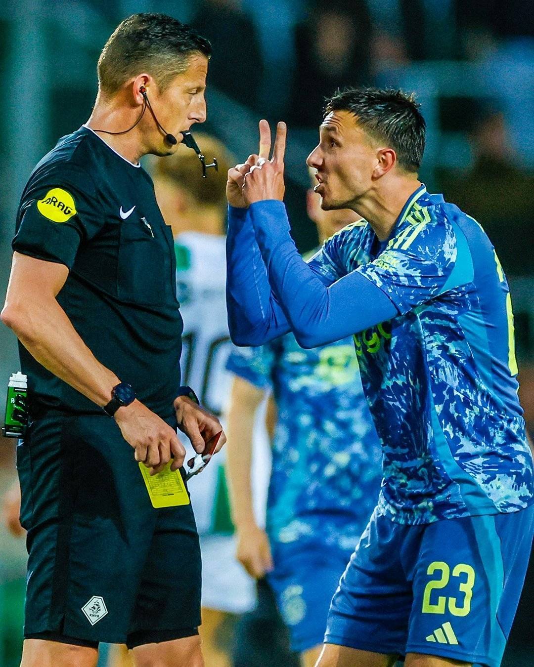 阿贾克斯队努力赢得关键胜利 阿贾克斯队努力赢得关键胜利