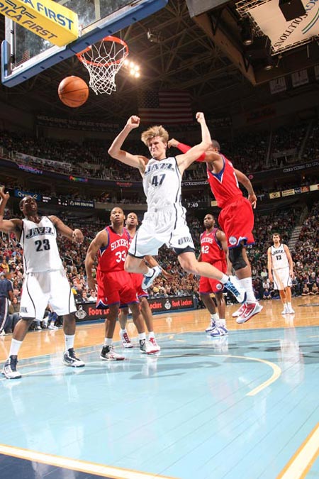 爱游戏登录-爵士队全场气势如虹，齐齐发威取胜