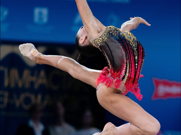 爱游戏入口-体操比赛中选手优雅舞姿征服评委