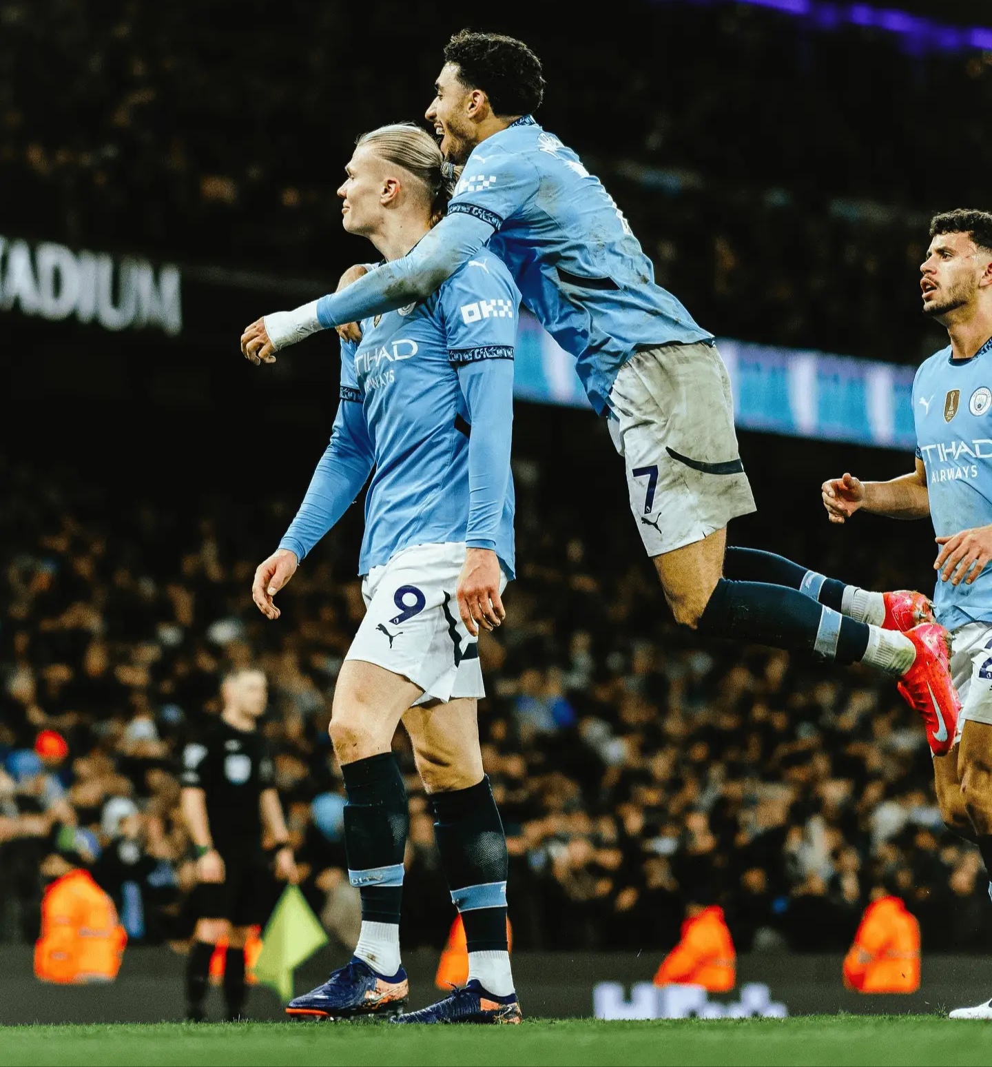 爱游戏中国官网-曼城迅速反击，对手防线不堪一击