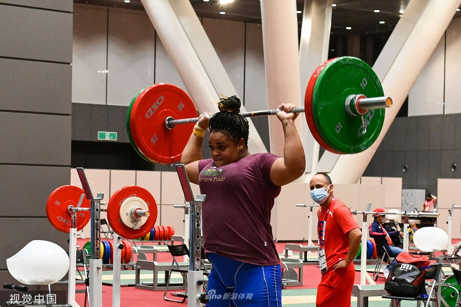 爱游戏在线-古巴女足激动庆祝胜利，晋级下一轮的简单介绍