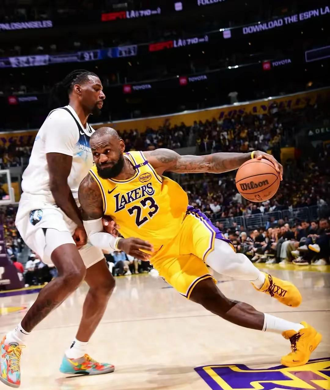 爱游戏亚洲官网-包含欧洲篮球赛事：球队实力悬殊比赛愈发激烈的词条