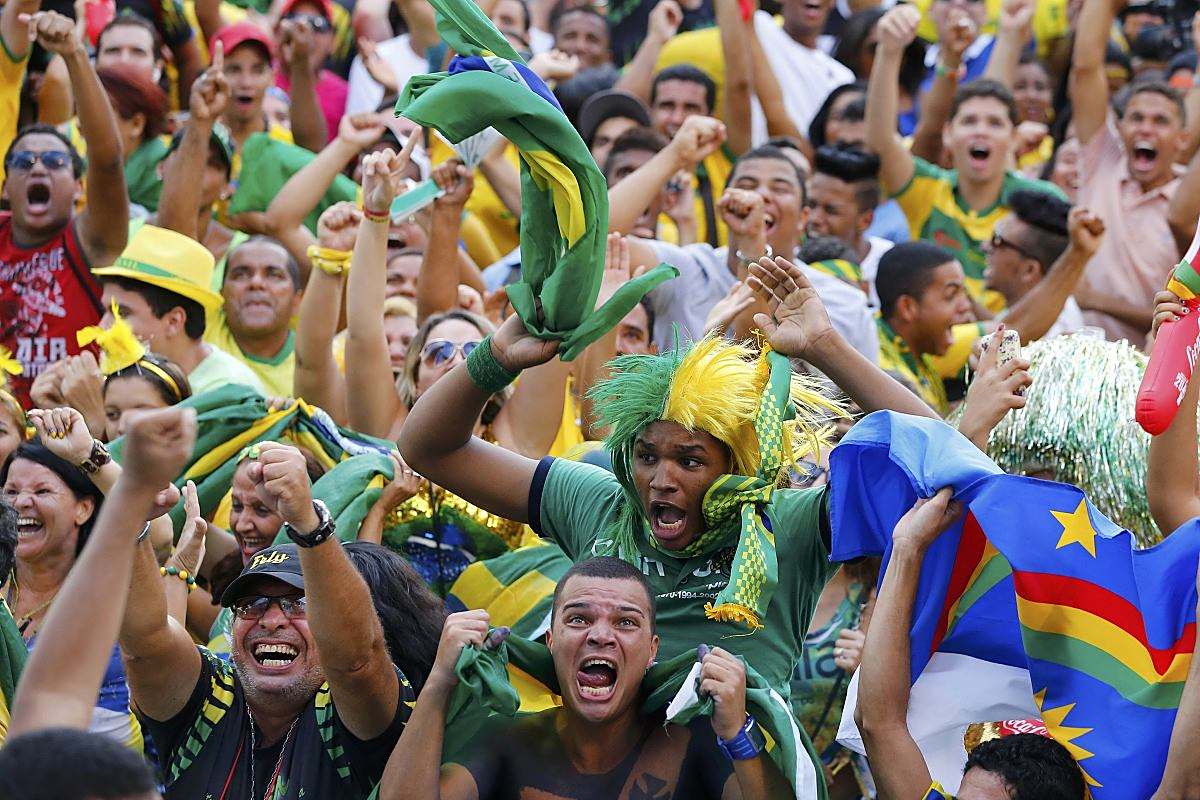 国际足球赛事吸引众多球迷关注 国际足球赛事吸引众多球迷关注