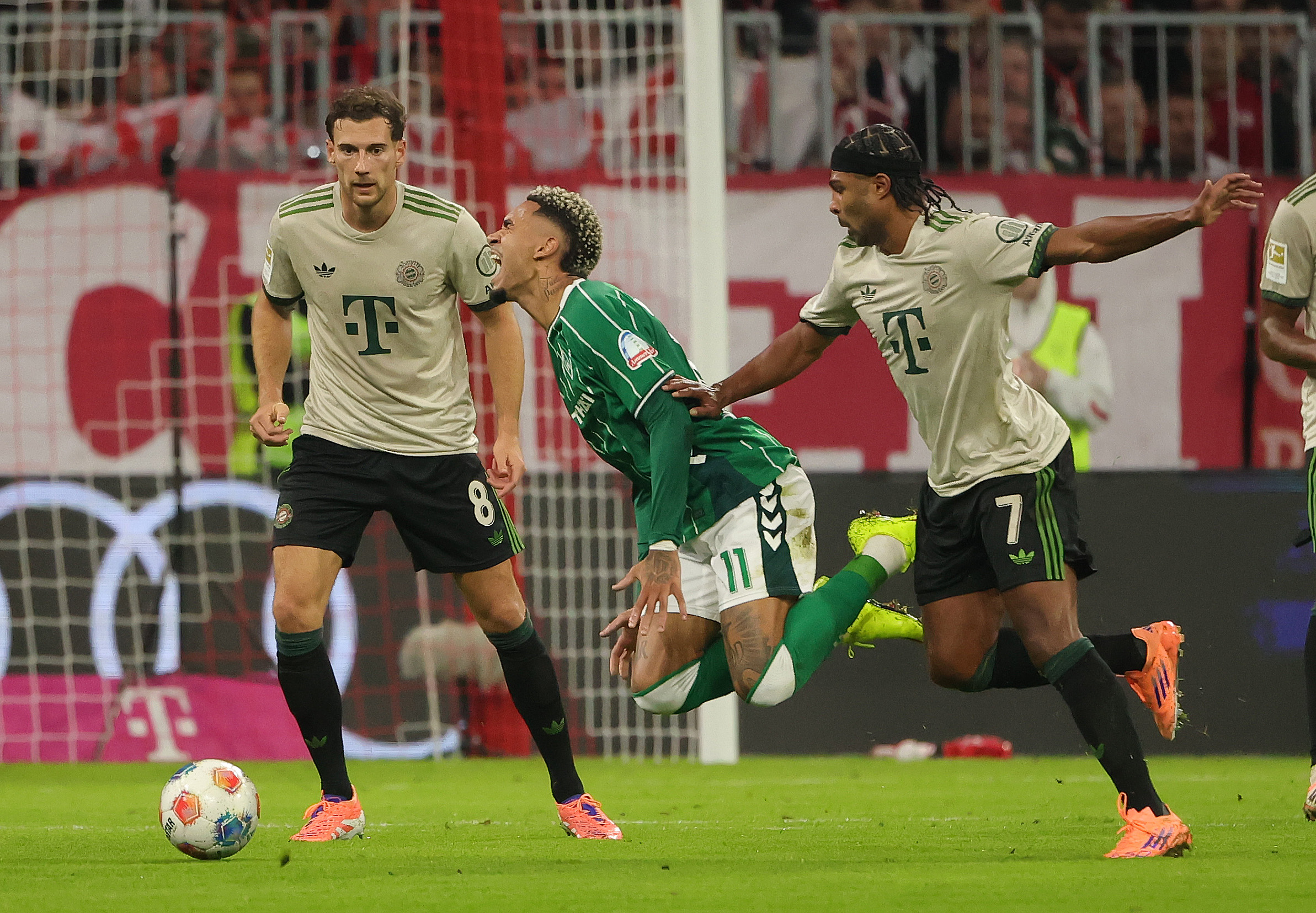 拜仁大胜!德甲豪门力压对手晋级 拜仁大胜!德甲豪门力压对手晋级