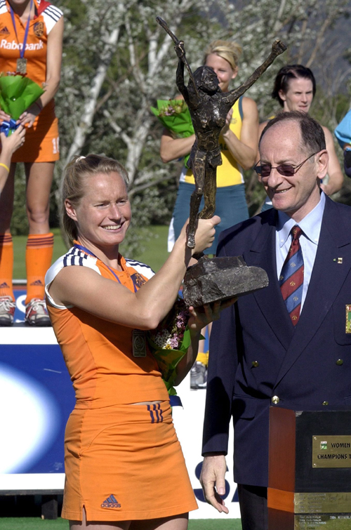 瑞典女子足球队捧起世界杯冠军奖杯