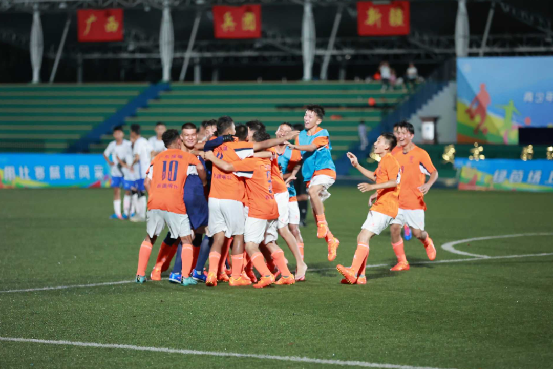 足球比赛中展现出的团队合作精神