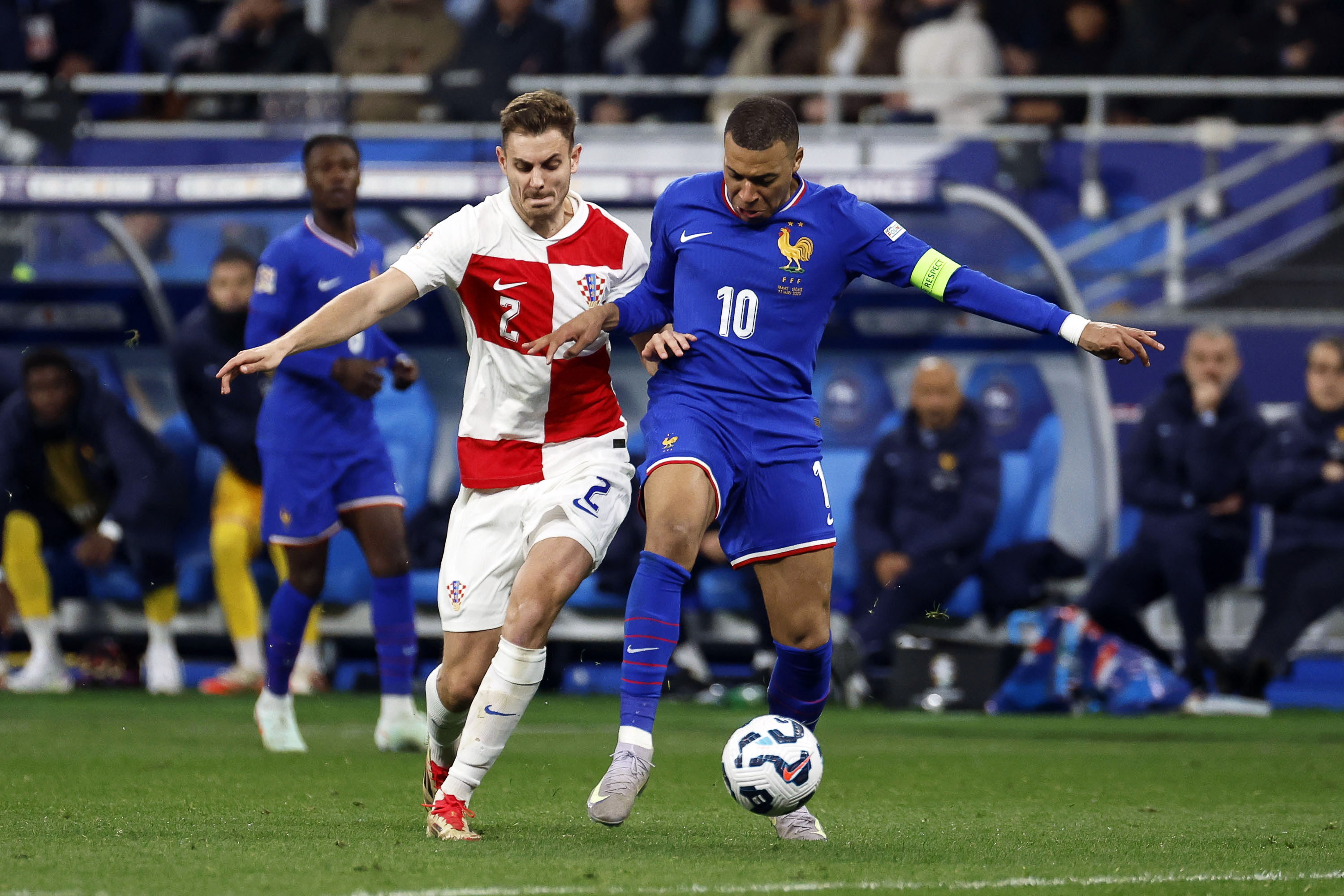 欧国联激烈角逐,现场气氛热烈 欧国联激烈角逐,现场气氛热烈